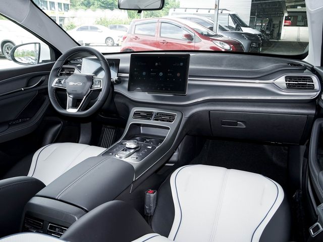 BYD Destroyer 05 — торпедо и мультимедиа