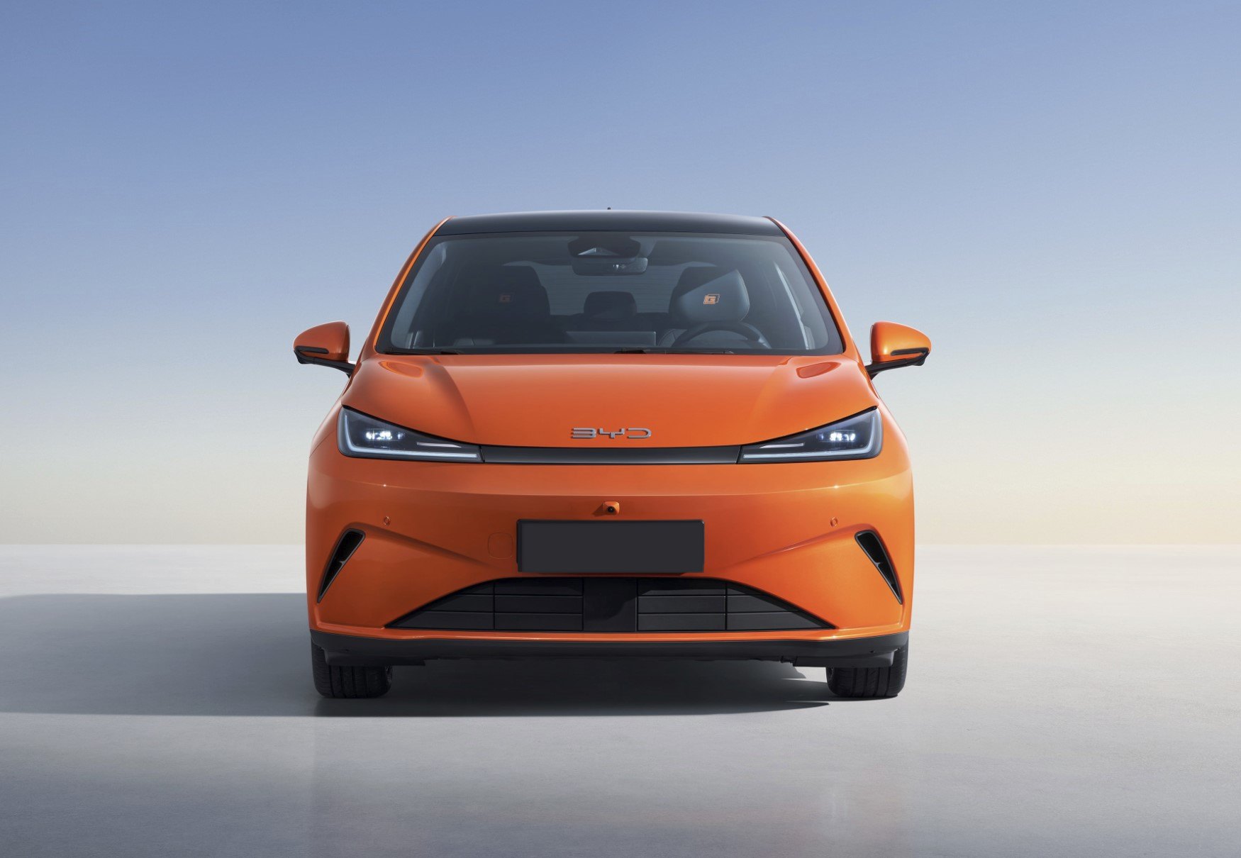 Автомобиль BYD в автосалоне