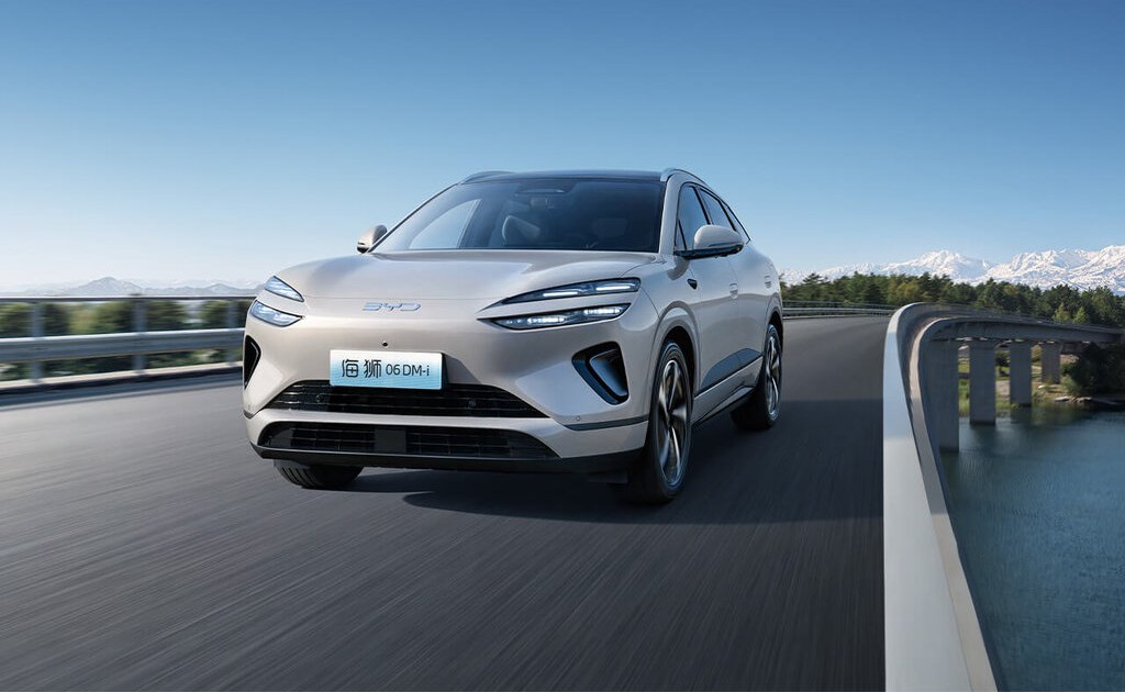 Автомобиль BYD в автосалоне