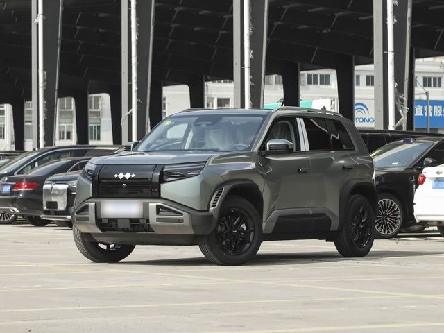 BYD Titanium 3 — перёд три четверти слева