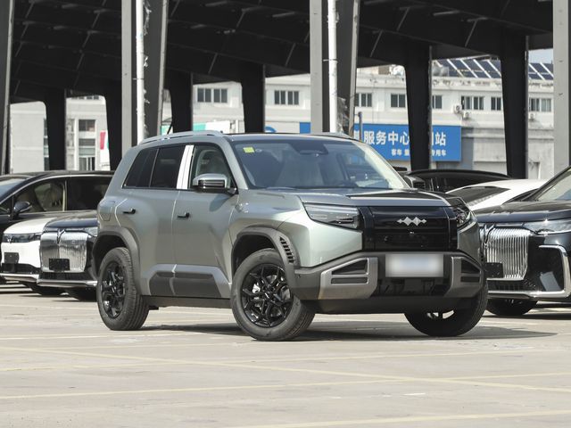 BYD Titanium 3 — перёд три четверти справа