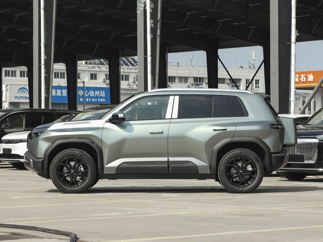 BYD Titanium 3 — левый профиль