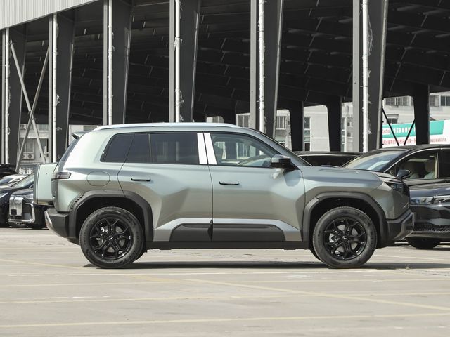 BYD Titanium 3 — правый профиль