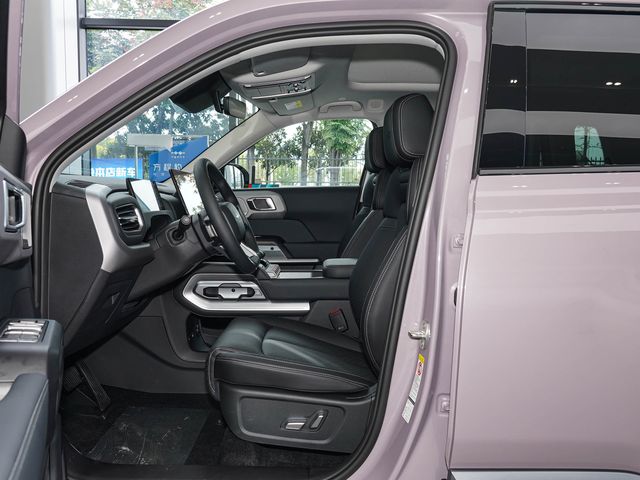 BYD Titanium 3 — водительское место
