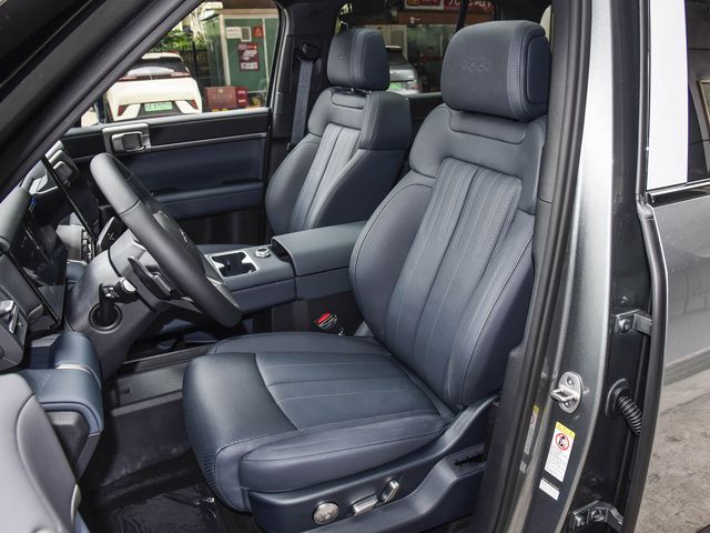 BYD Titanium 7 — водительское место
